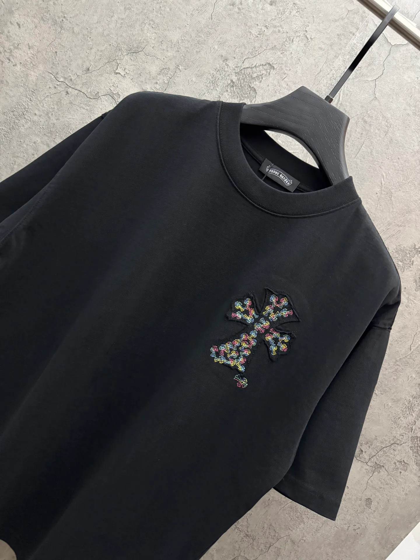 P180 top version, real shot without P, ​​different from market currency) 𝗖𝗵𝗿𝗼𝗺𝗲 𝗛𝗲𝗮𝗿𝘁𝘀/Croxin 2026 spring new original single counter American laser burnt patch embroidered couple short sleeves 👑The highest version! Customized fabric 300 grams, best-selling model at the counter, very comfortable to wear. Accessories: original molded and authenticated collar label ➕ 100% silk wash water label. Genuine purchase-grade original hangtag➕matching hanging rope➕3D hanging beads➕original packaging bag. Craftsmanship: The original version has consistent wiring! The highest version of the armhole matching technique! Color: White Black Size: S M L XL Style No.: 26-2010